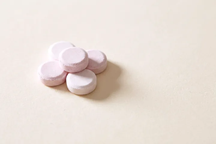 A few plain chalky chewable tablets lying loose